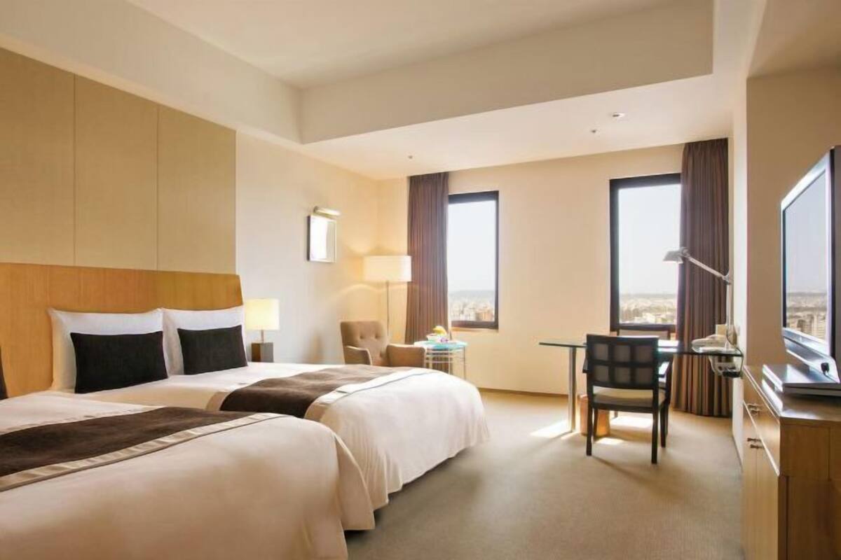 1 quarto, frigobar, cofres nos quartos, escrivaninha