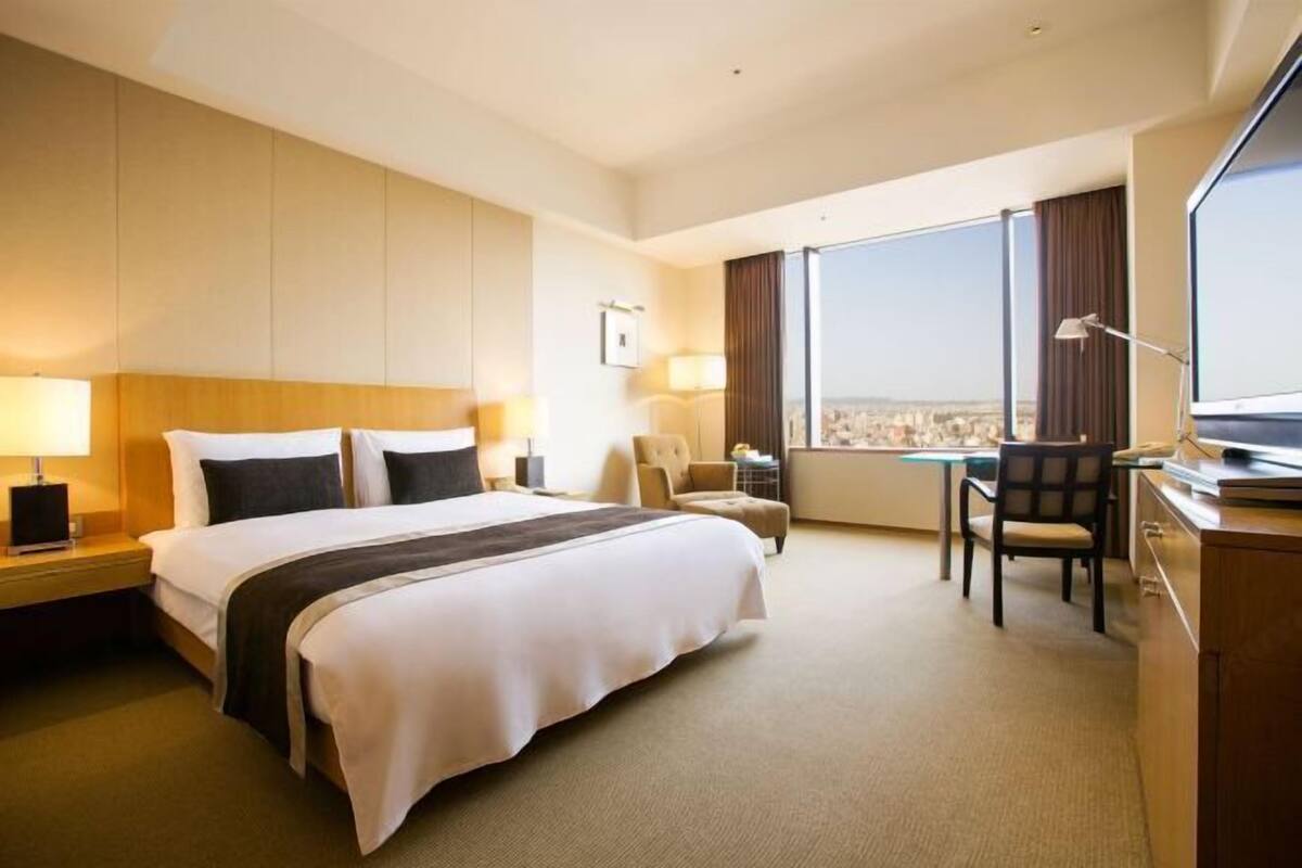 1 quarto, frigobar, cofres nos quartos, escrivaninha