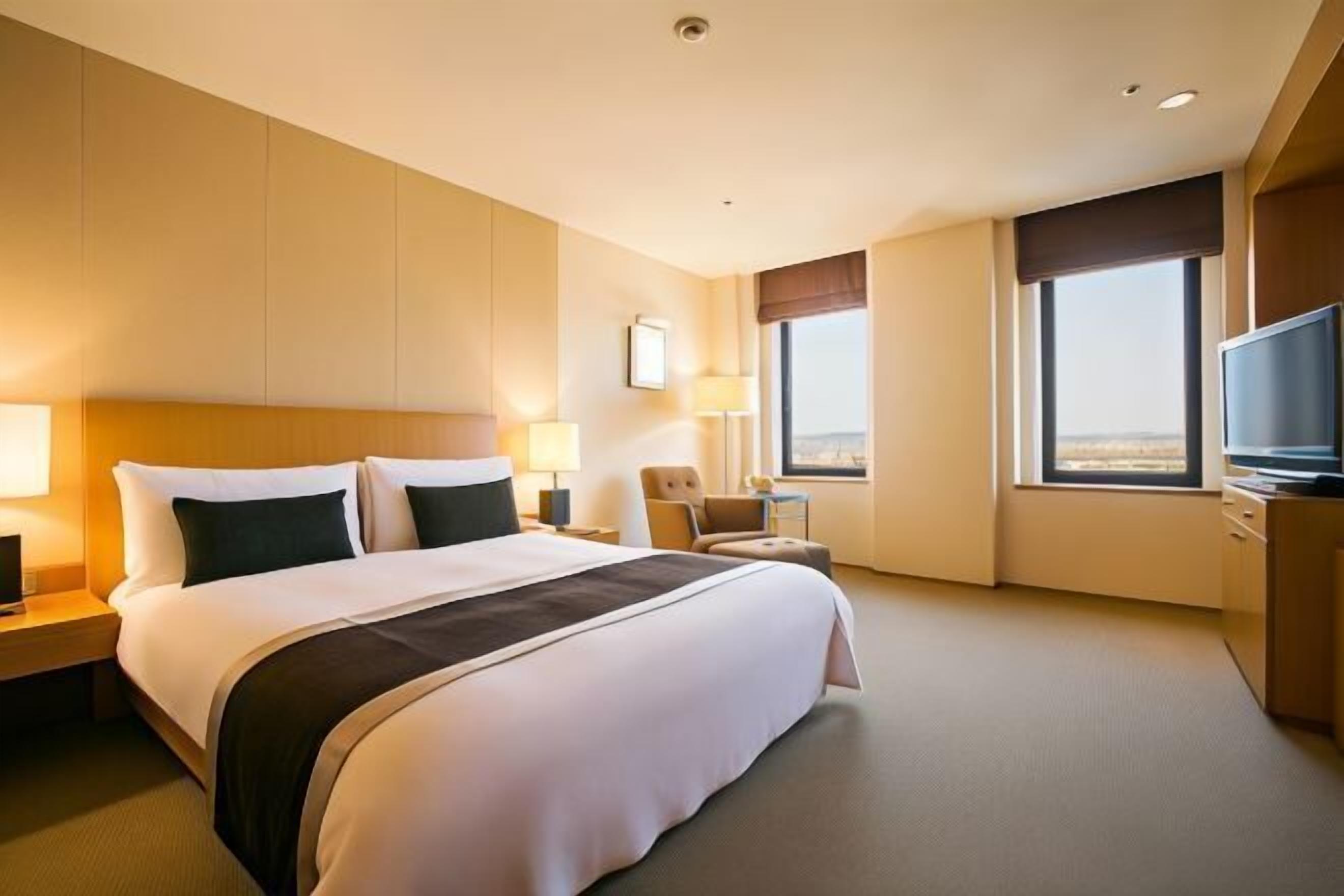 Minibar, caja de seguridad en la habitación y escritorio 