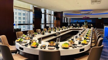 5 restaurantes; se sirve desayuno, almuerzo y cena