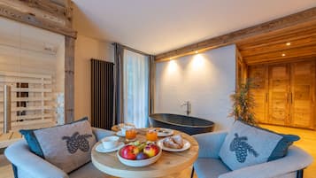 Suite Deluxe, sauna | Edredón, minibar, caja de seguridad en la habitación y escritorio