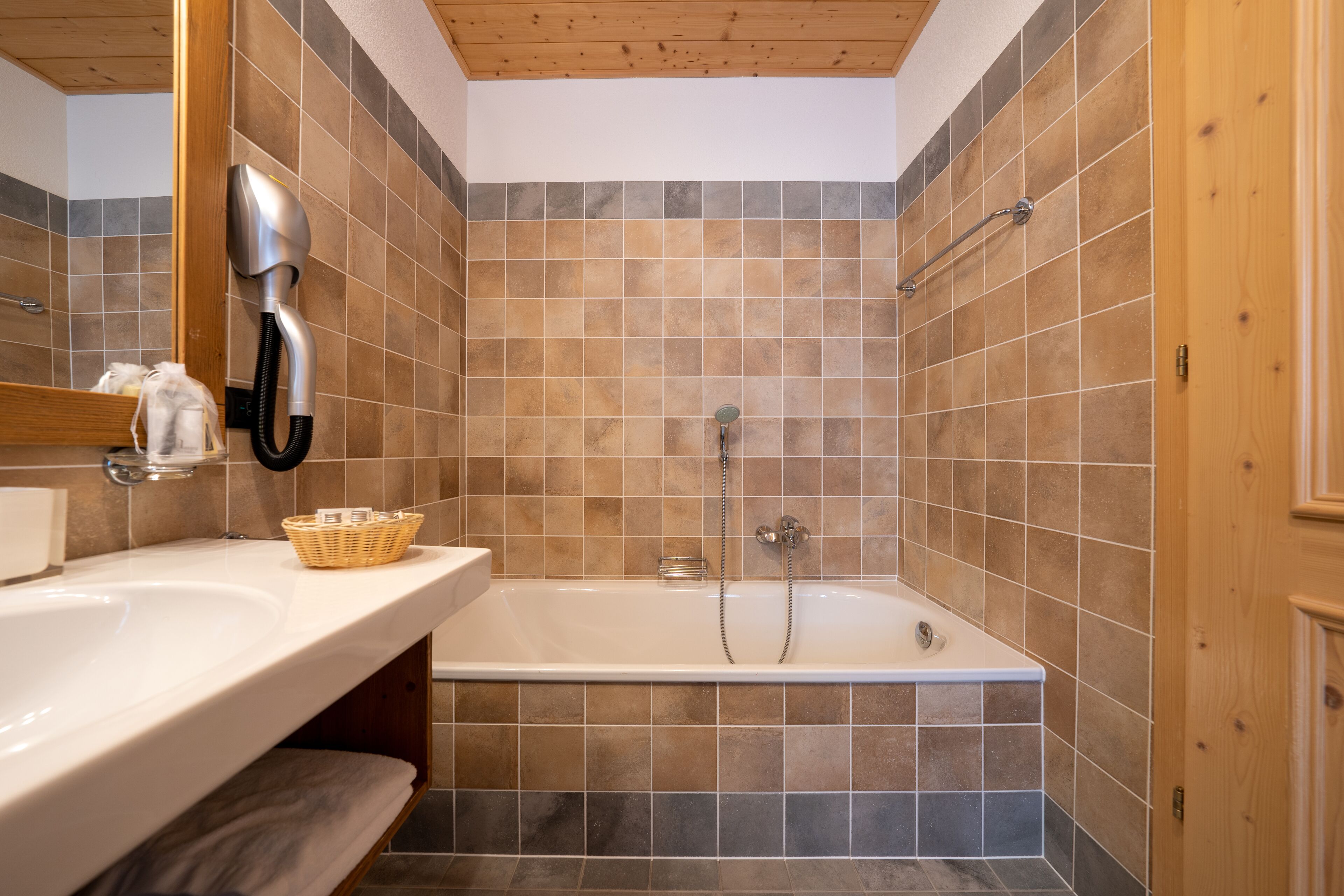 junior suite | bathroom | shower, free toiletries, hair dryer, bidet