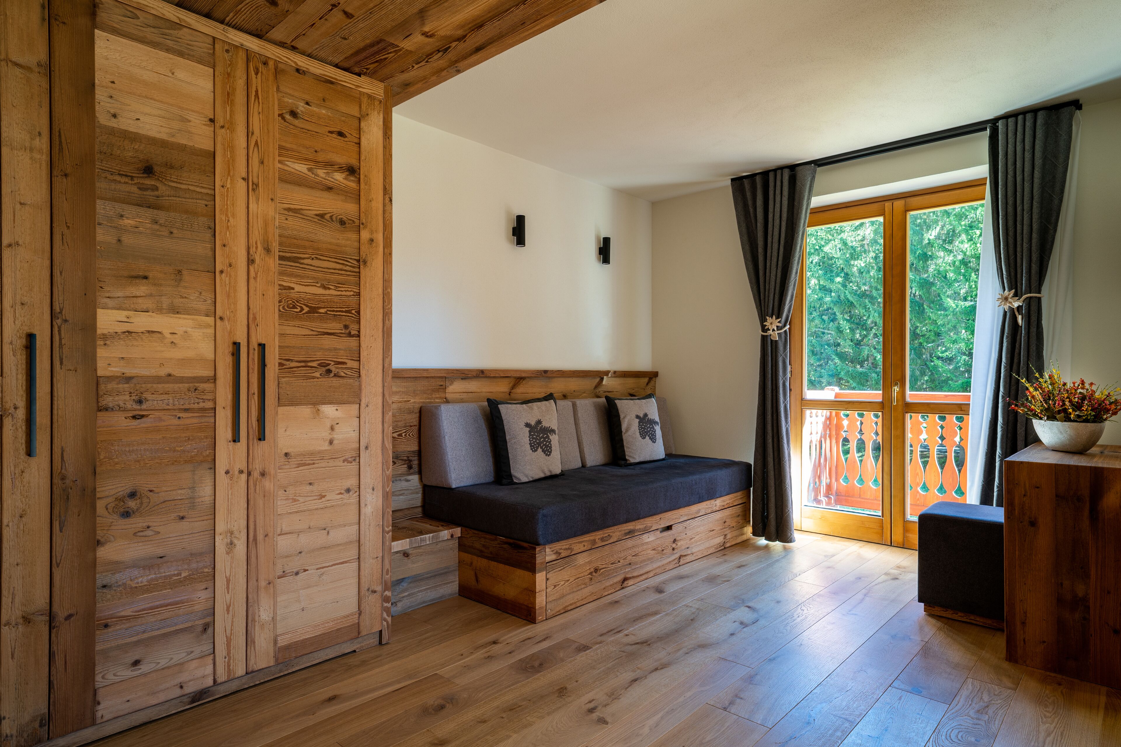 family room (superior) | 1 bedroom, down duvets, minibar, in-room safe