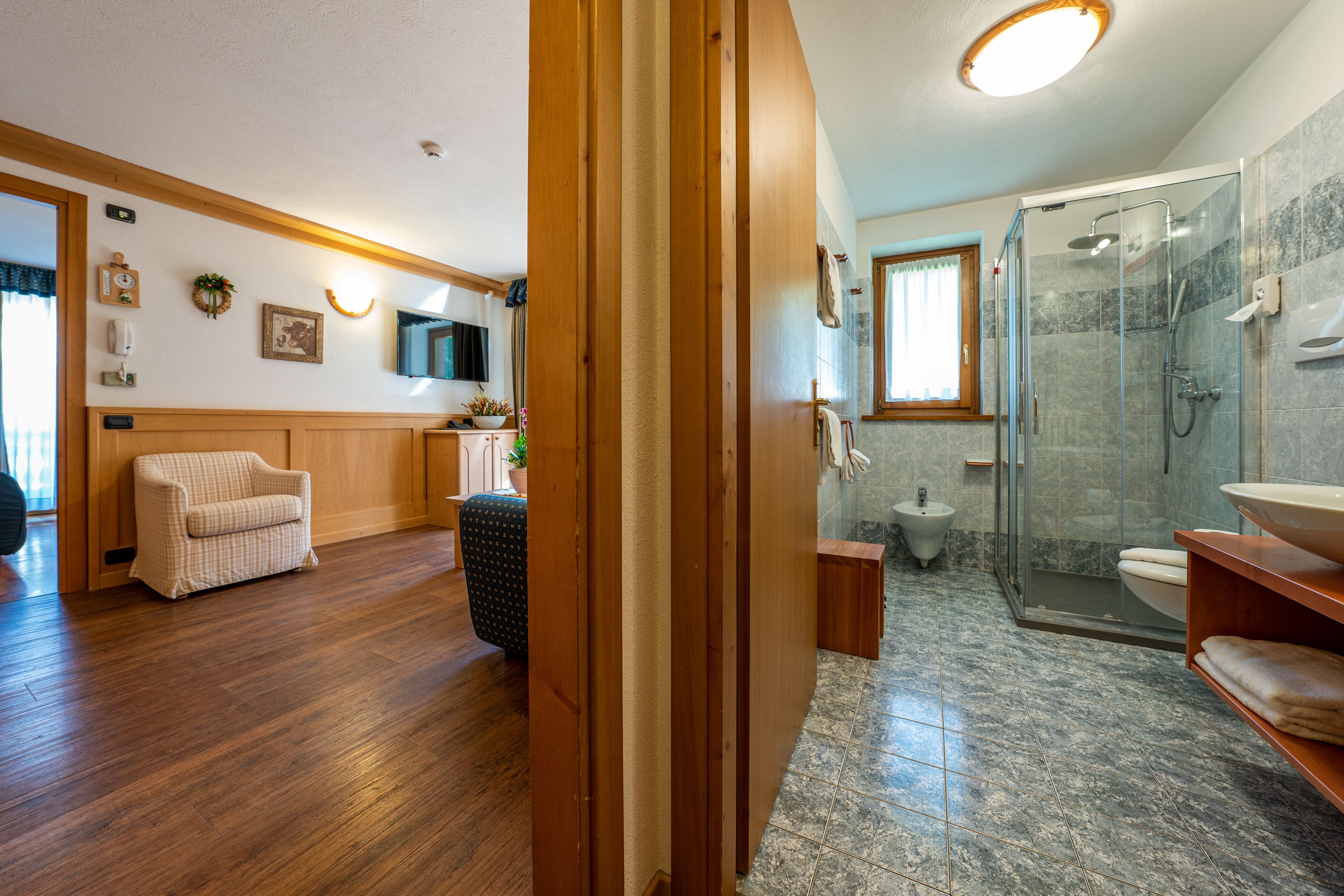 Suite Junior | Copriletto in piuma, minibar, una cassaforte in camera, una scrivania