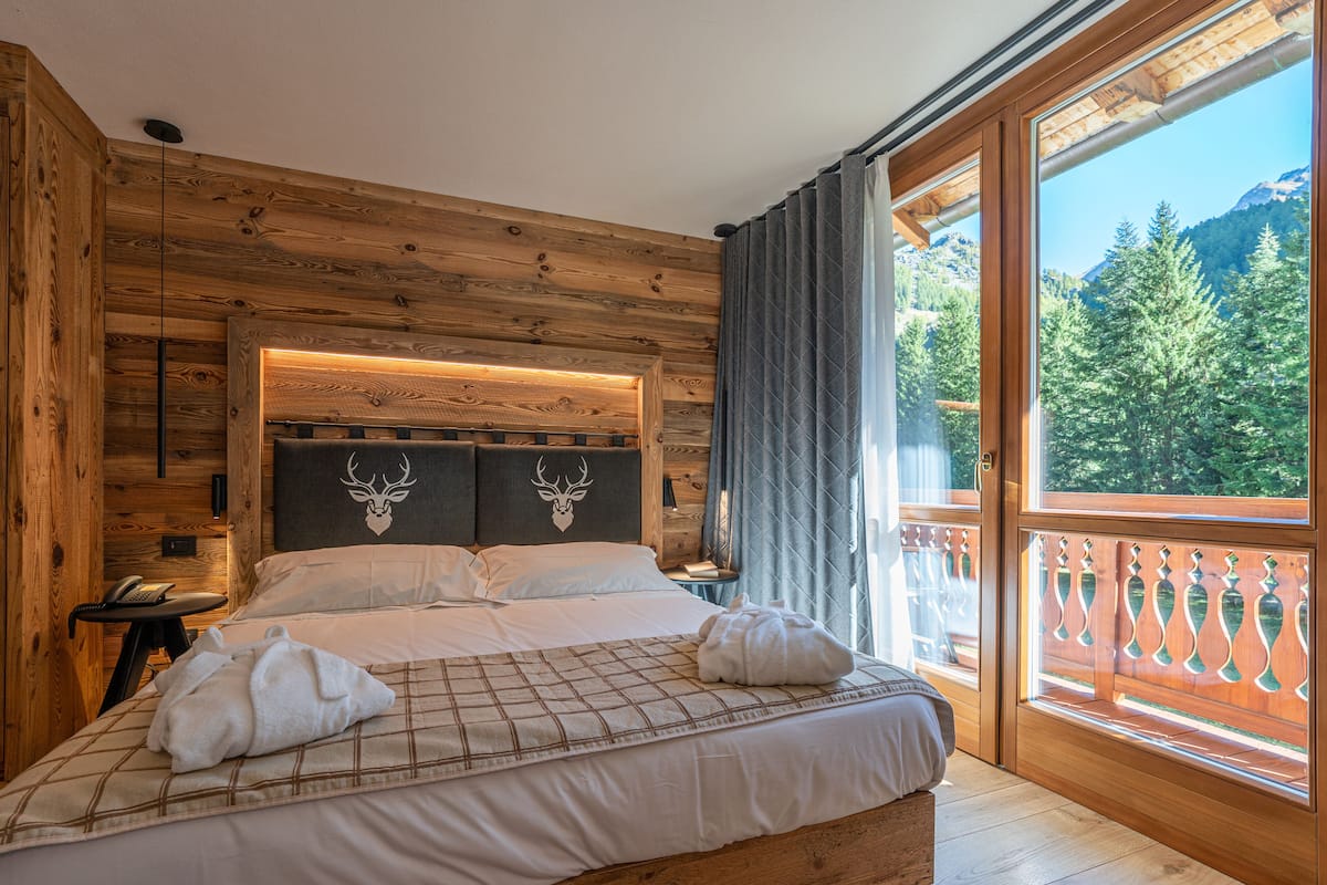 premium double room | 1 bedroom, down duvets, minibar, in-room safe