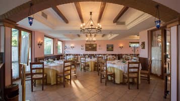 Cucina locale, con tavoli all'aperto 