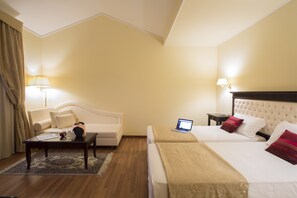 Deluxe Room, Hill View | 1 bedroom, minibar, in-room safe, individually furnished