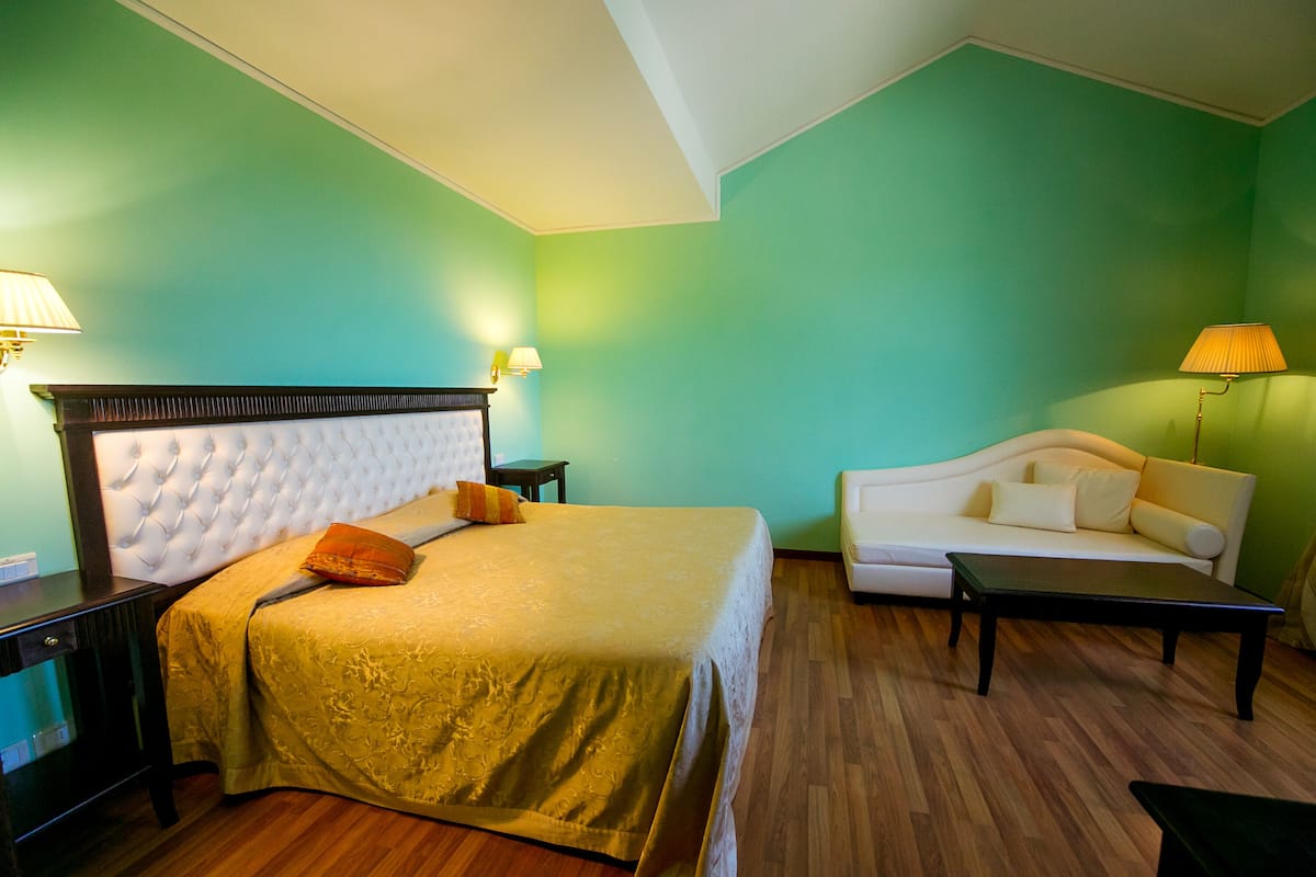 Deluxe Room, Hill View | 1 bedroom, minibar, in-room safe, individually furnished