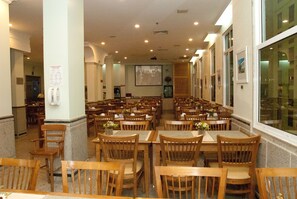 供应早餐、午餐和晚餐