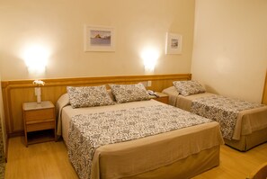 Minibar, caja de seguridad en la habitación y escritorio 