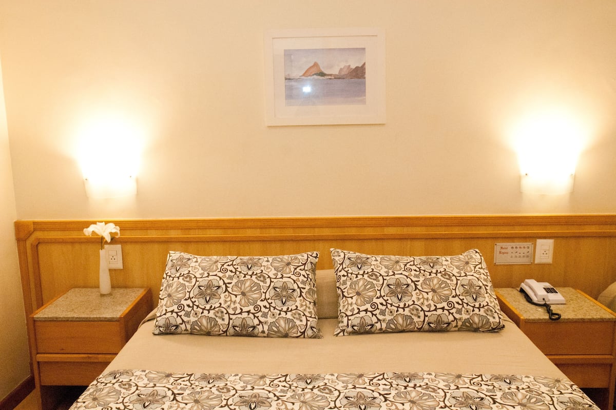 Minibar, caja de seguridad en la habitación y escritorio