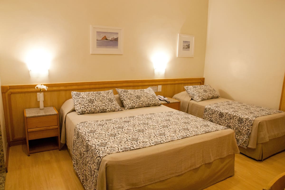 Minibar, caja de seguridad en la habitación y escritorio