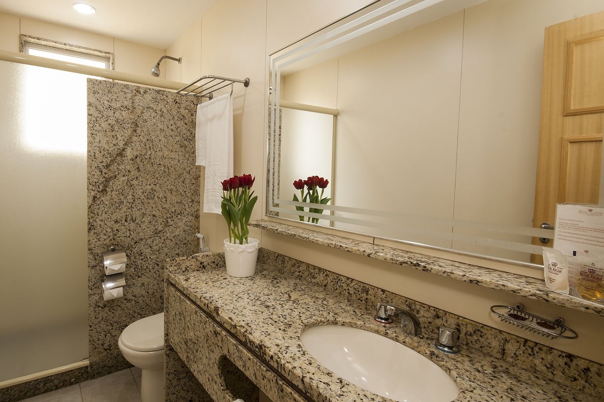 Ducha, cabezal de ducha tipo lluvia, artículos de tocador gratuitos