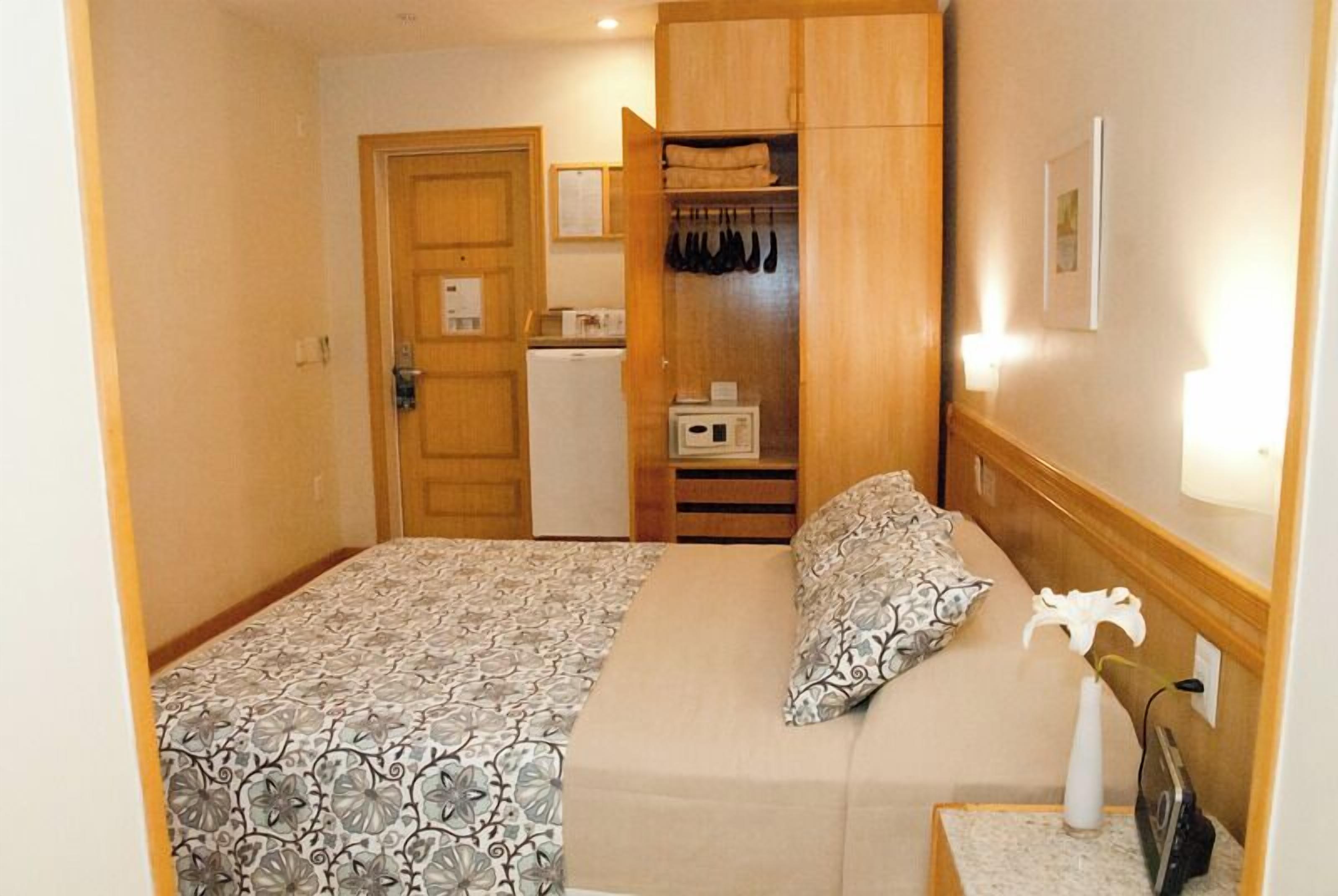 Minibar, Zimmersafe, Schreibtisch, Verdunkelungsvorhänge