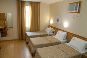 Minibar, in-room safe, desk, blackout drapes - Hotel Regina Rio de Janeiro (Rio de Janeiro)