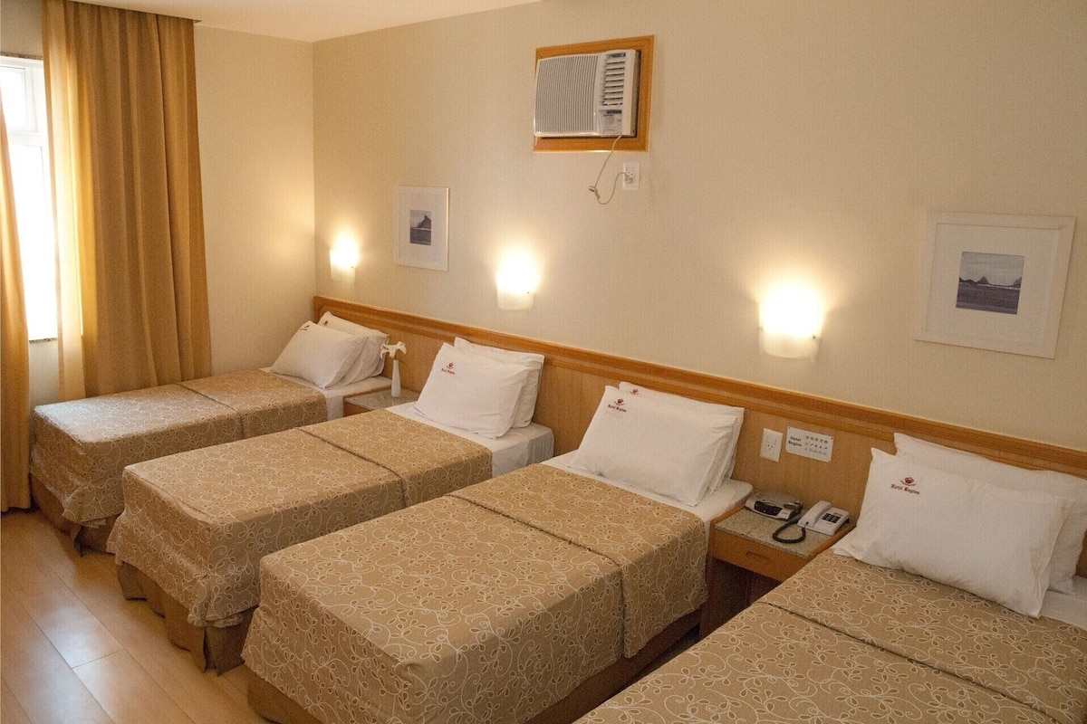 Minibar, caja de seguridad en la habitación y escritorio