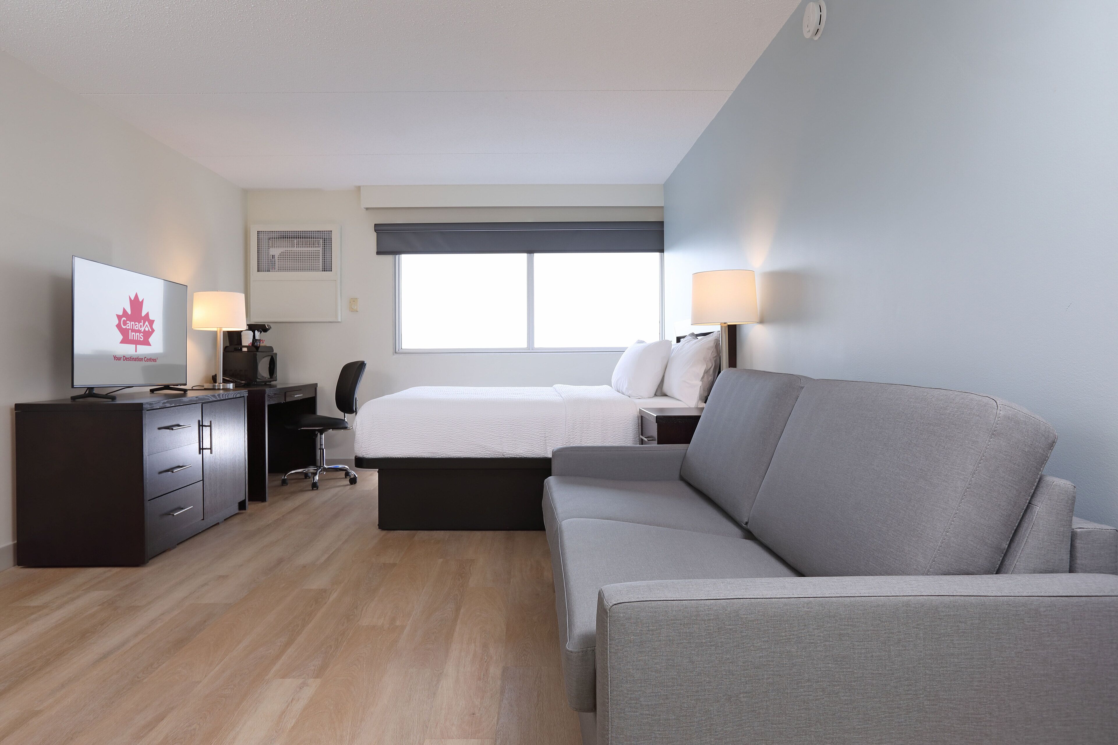 Escritorio, tabla de planchar con plancha, wifi gratis y ropa de cama 