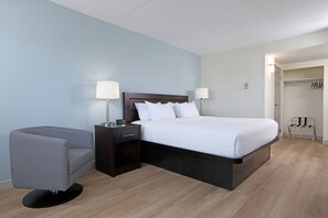 Deluxe Room | Desk, iron/ironing board, free WiFi, bed sheets - Canad Inns Destination Centre Polo Park (Winnipeg)