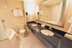 Estudio ejecutivo, 1 cama de matrimonio grande, planta ejecutiva | Baño | Ducha y bañera combinadas, secador de pelo y toallas