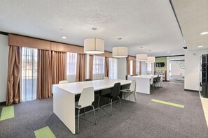 Lobby sitting area - Studio 6 Plano, TX - Dallas - Plano Medical Center (Plano)