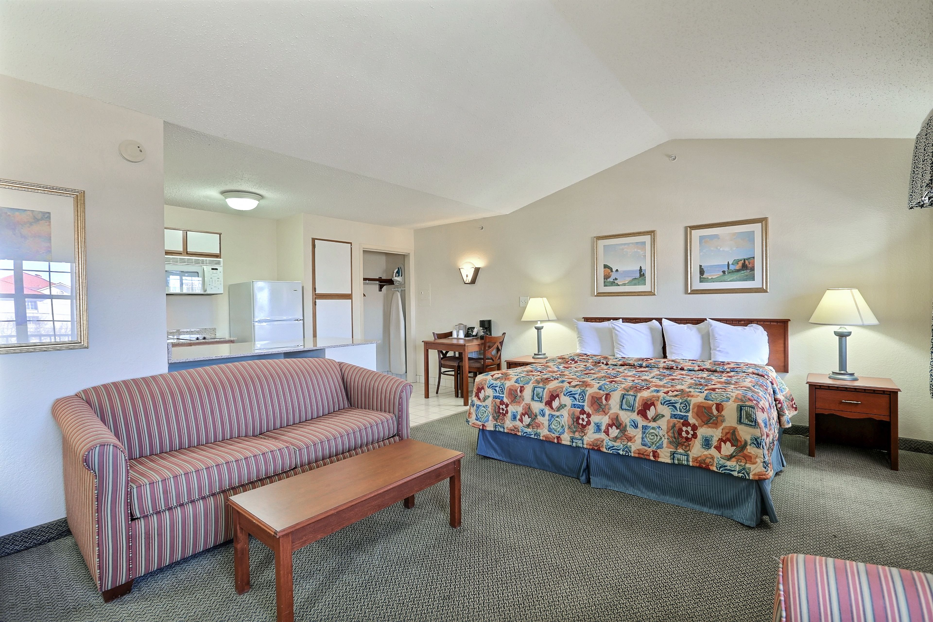 Bureau, fer et planche à repasser, Wi-Fi gratuit, draps fournis