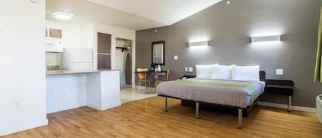 Escritorio, tabla de planchar con plancha, wifi gratis y ropa de cama