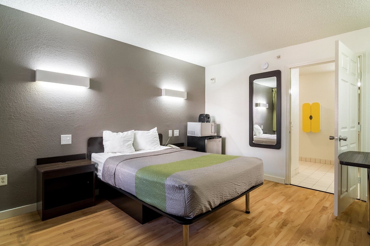 Desk, iron/ironing board, free WiFi, bed sheets