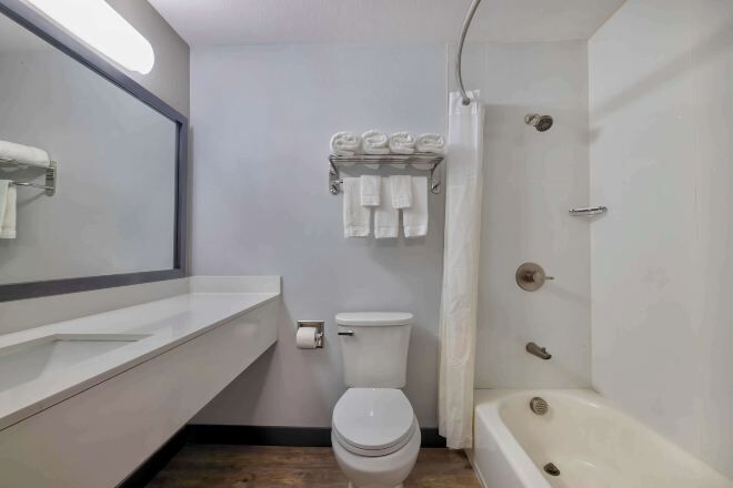 وحدات دش مع أحواض استحمام، مجففات شعر، مناشف