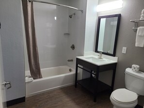 Combined shower/tub, free toiletries, hair dryer, towels - Studio 6 Dallas, TX - North - Richardson (Dallas)