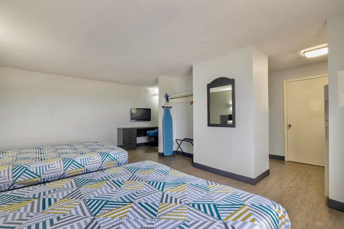 Iron/ironing board, free WiFi, bed sheets