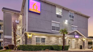 A hotel with a 'Studio 6 Extended Stay' sign, an 'Office' sign, and a stone facade. - Studio 6 Dallas, TX - North - Richardson (Dallas)