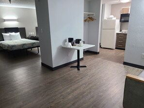 Iron/ironing board, free WiFi, bed sheets