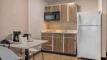 Jääkaappi, mikroaaltouuni, liesi, kahvin-/teenkeitin