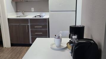 Frigorífico, microondas, placa de cocina y cafetera o tetera