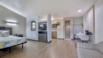 Tabla de planchar con plancha, wifi gratis y ropa de cama