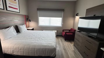 Room, 1 King Bed, Non Smoking | Living area | 32-inch flat-screen TV with satellite channels, TV