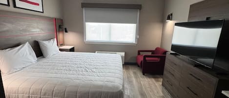 Room, 1 King Bed, Non Smoking | Living area | 32-inch flat-screen TV with satellite channels, TV