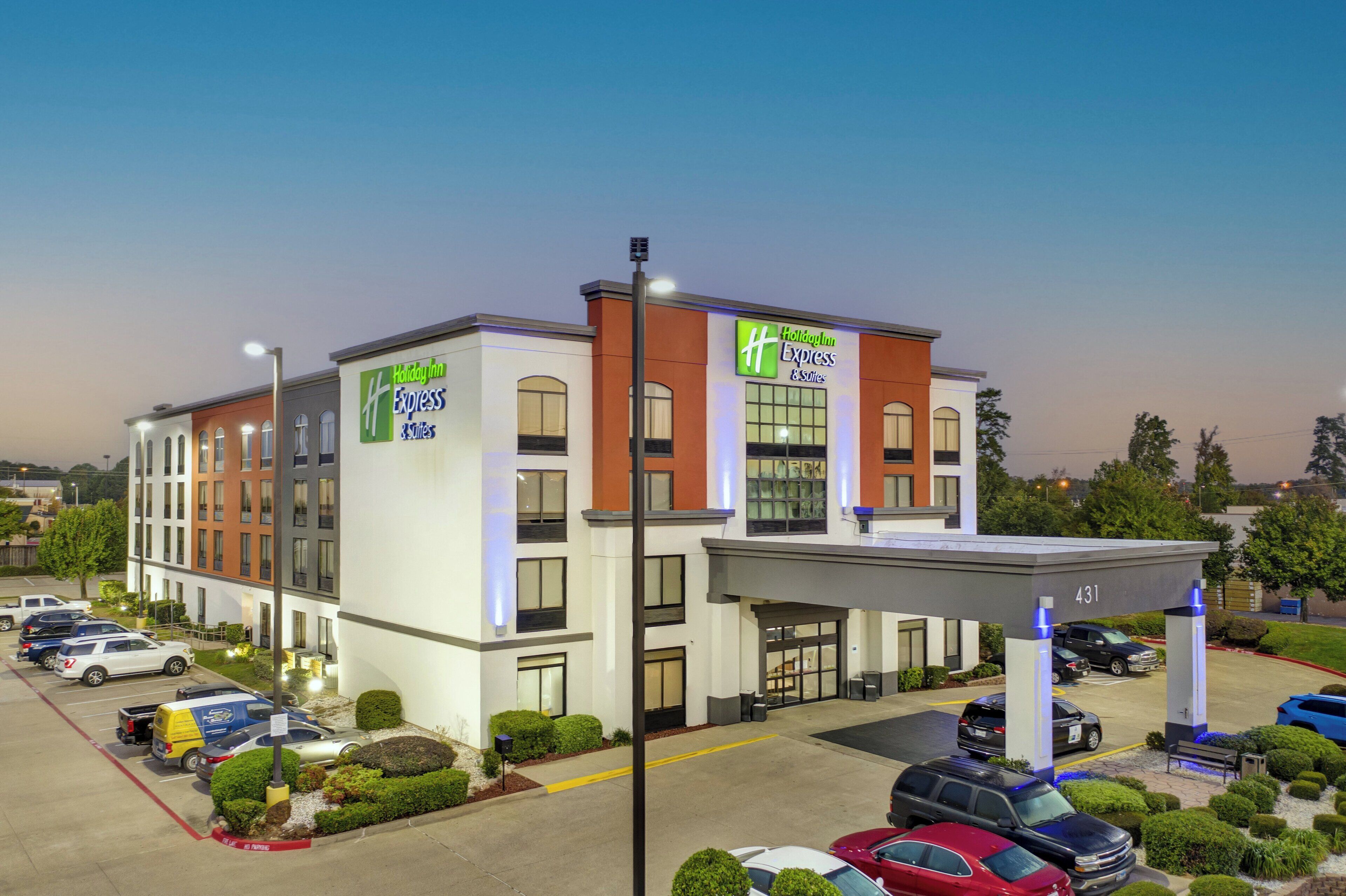 Een Holiday Inn Express gebouw met een parkeerplaats en een overdekte doorgang.