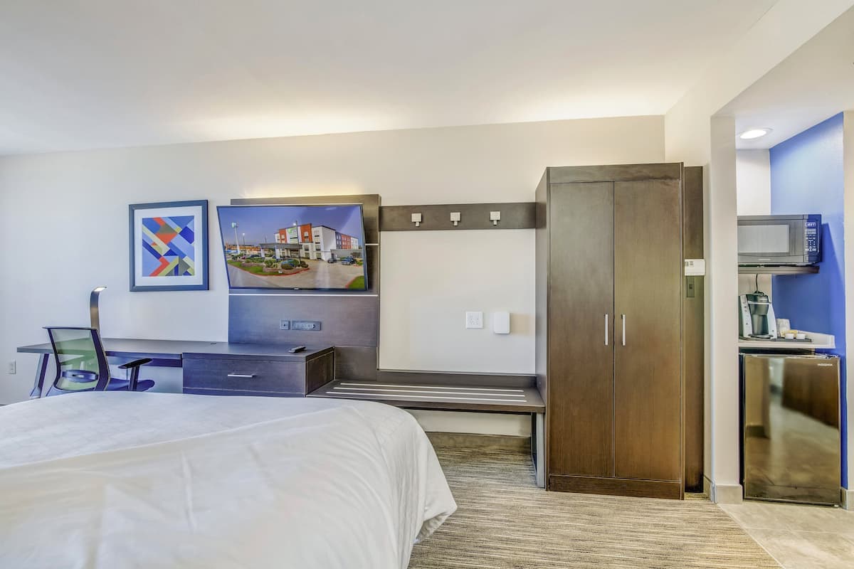 1 bedroom, in-room safe, desk, iron/ironing board