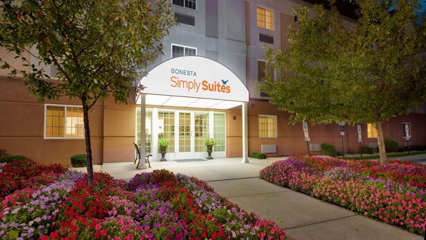 Entrada de un hotel con un cartel que dice "SONESTA Simply Suites".