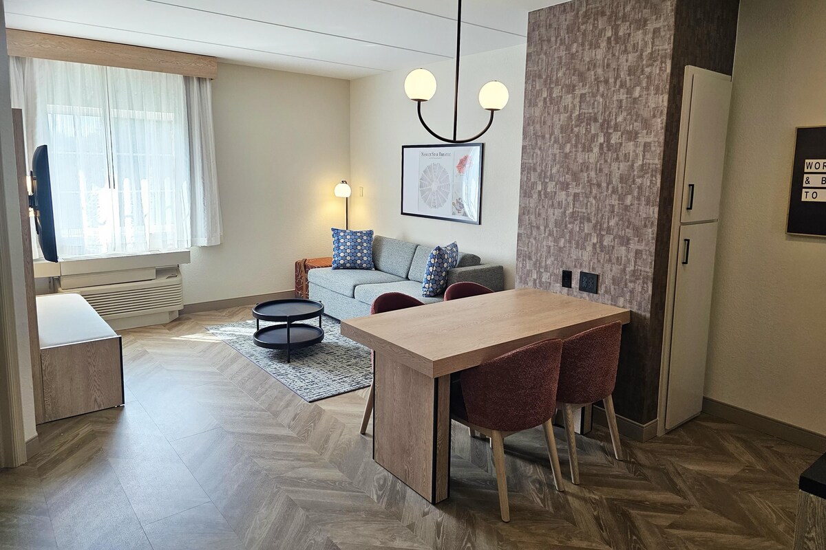 Suite, 1 King Bed with Sofa bed (One Bedroom Suite - King) | Hypo-allergenic bedding available, desk, laptop workspace