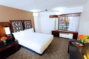 Escrivaninha, cortinas blackout, ferros/tábuas de passar roupa