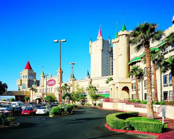 Un edificio grande parecido a un castillo, con múltiples torres y un cartel de casino.