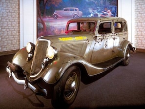 Un coche antiguo exhibido, probablemente en un museo o exposición.
