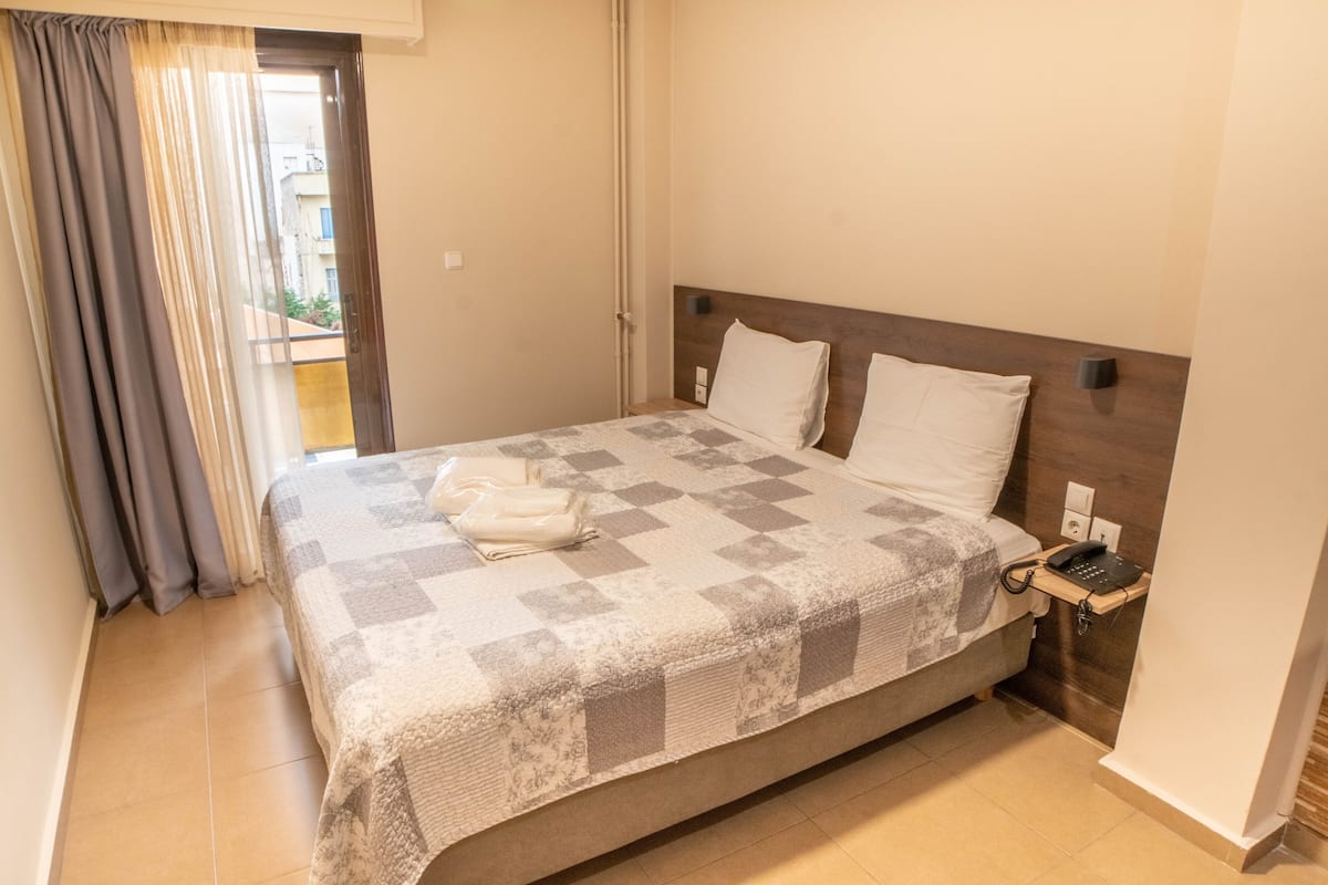 Desk, soundproofing, free WiFi, bed sheets