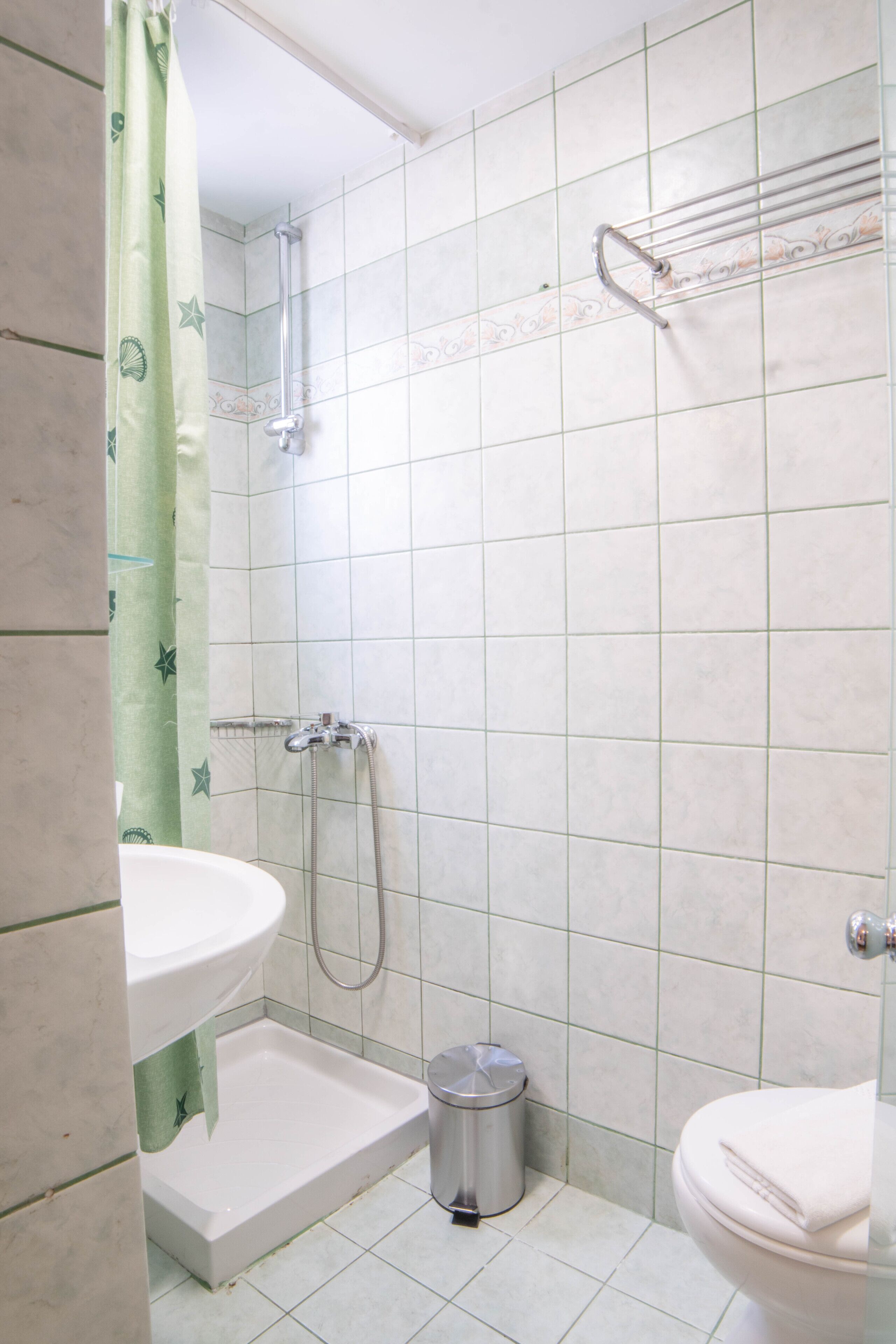 Un baño con bañera, inodoro y ducha.