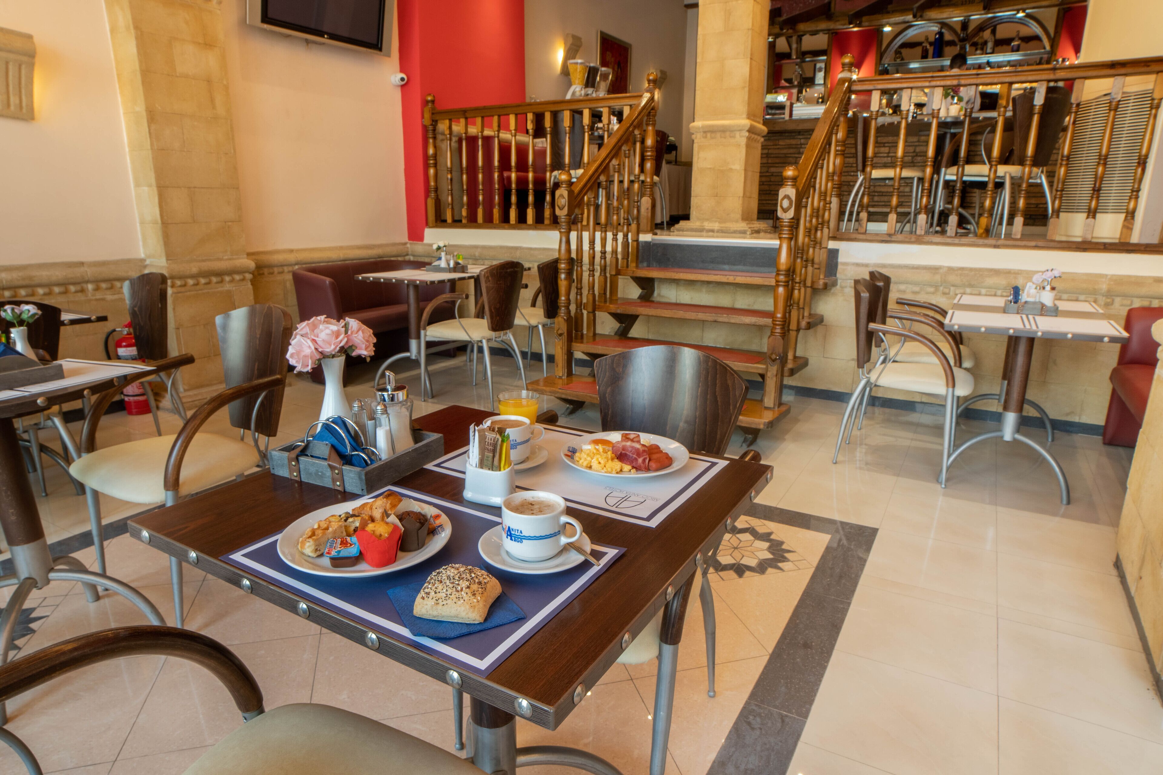 Desayuno buffet diario (EUR 8 por persona)