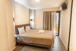 Desk, soundproofing, free WiFi, bed sheets - Anita Hotel (Piraeus)