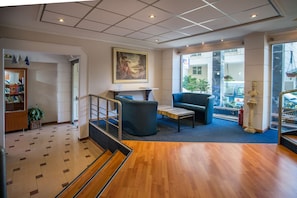 Lobby sitting area - Argo Hotel (Piraeus)