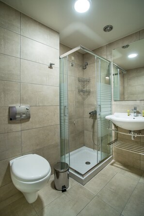 Shower, free toiletries, hair dryer, towels - Argo Hotel (Piraeus)